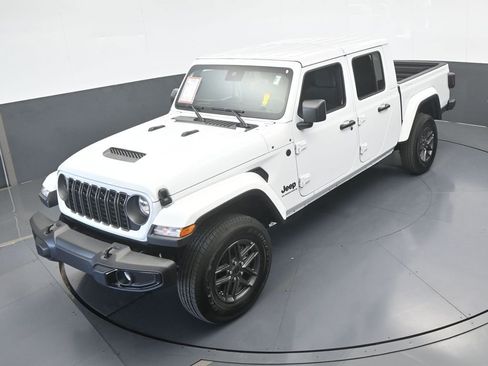Used 2025 Jeep Gladiator Sport image 40