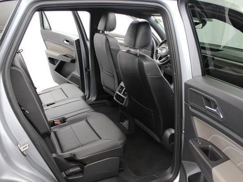 Used 2023 Volkswagen Atlas Cross Sport SE w/ Panoramic Sunroof Package AWD/4WD image 18