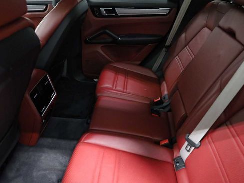 Used 2022 Porsche Cayenne image 35