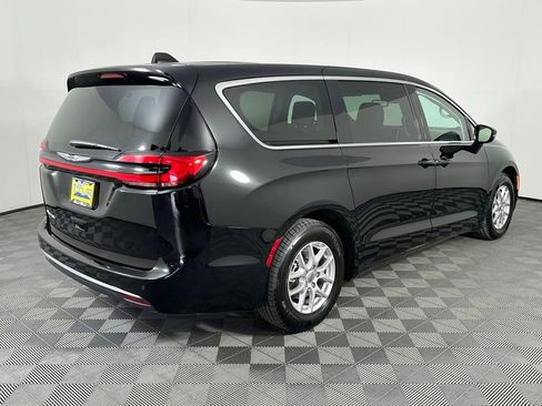 Used 2024 Chrysler Pacifica Touring-L image 17