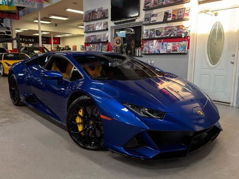 Used 2020 Lamborghini Huracan EVO image 1