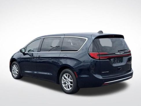 Used 2023 Chrysler Pacifica Touring-L FWD image 9