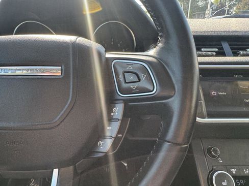 Used 2018 Land Rover Range Rover Evoque SE image 27
