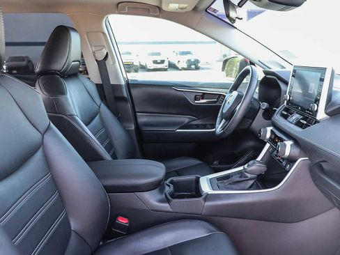 Used 2022 Toyota RAV4 XLE Premium image 19