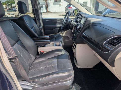 Used 2016 Chrysler Town & Country Touring image 16