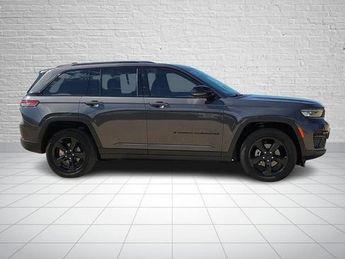 Used 2023 Jeep Grand Cherokee Altitude AWD/4WD image 5