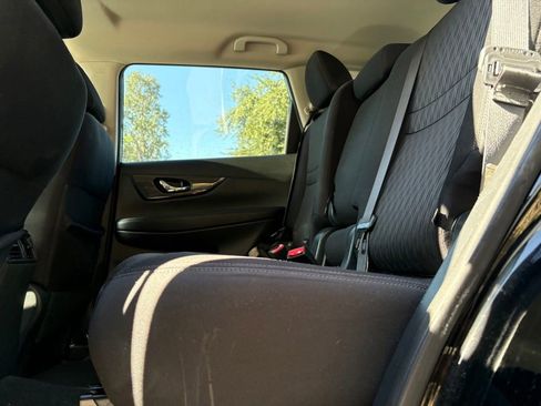 Used 2018 Nissan Rogue SV w/ Premium Package FWD image 11