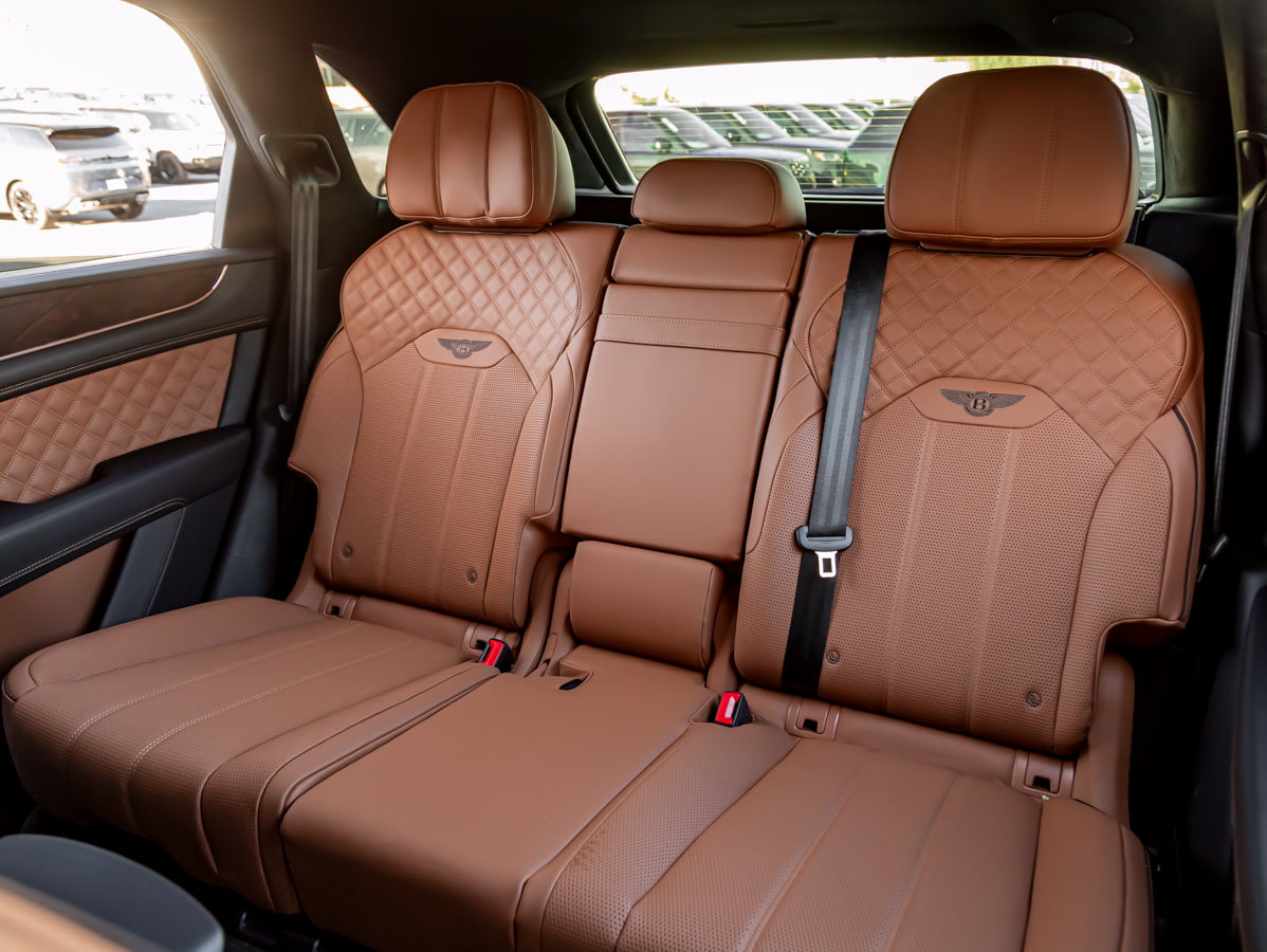 Used 2023 Bentley Bentayga Plug-In Hybrid AWD/4WD image 34