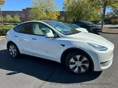 Used 2021 Tesla Model Y Long Range image 8