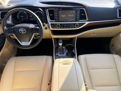 Used 2019 Toyota Highlander Limited FWD image 12