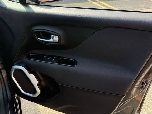 Used 2018 Jeep Renegade Latitude FWD image 25