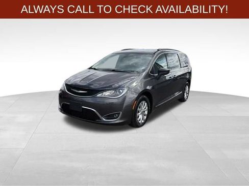 Used 2017 Chrysler Pacifica Touring-L FWD image 3