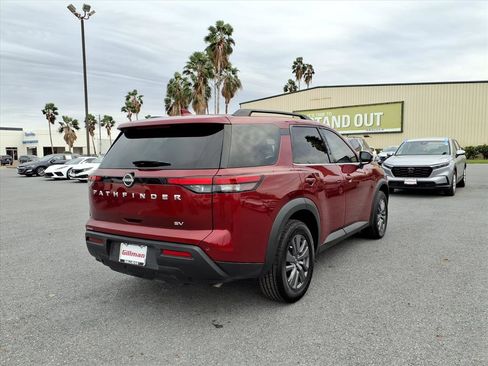Used 2024 Nissan Pathfinder SV image 8