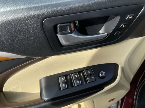 Certified 2019 Toyota Highlander Limited image 12