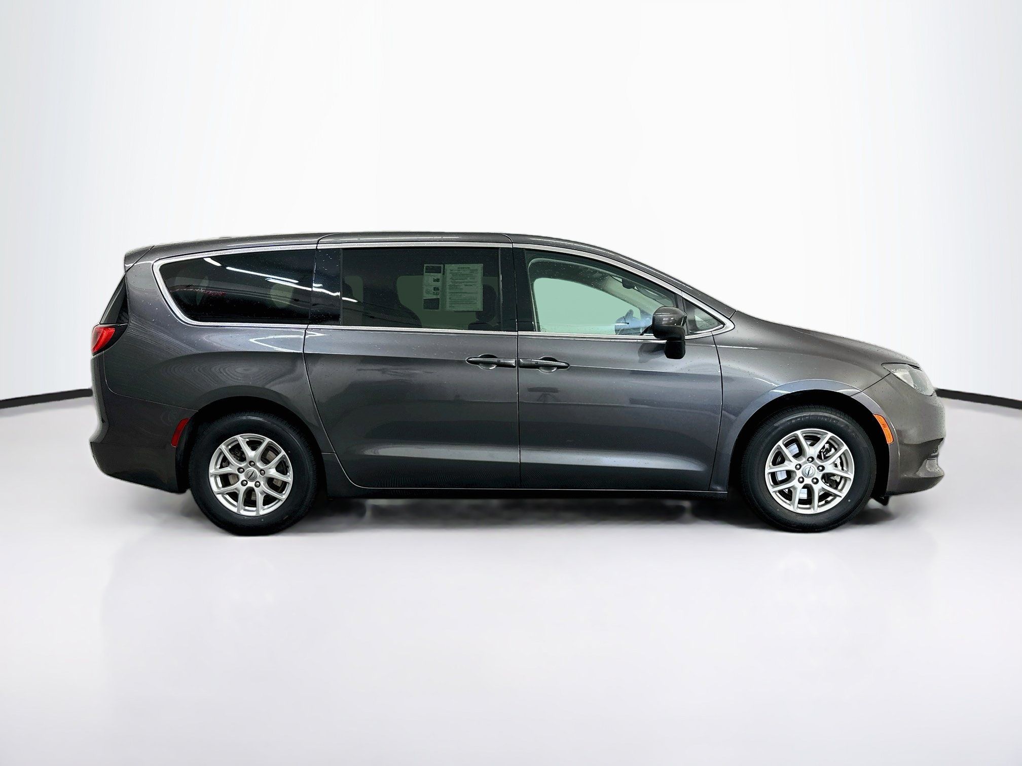 Used 2023 Chrysler Voyager LX FWD image 10