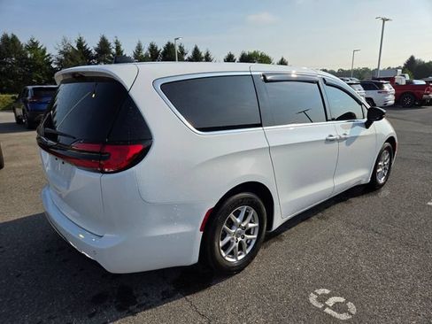 Used 2024 Chrysler Pacifica Touring-L FWD image 18