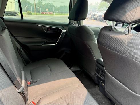 Used 2021 Toyota RAV4 LE AWD/4WD image 11