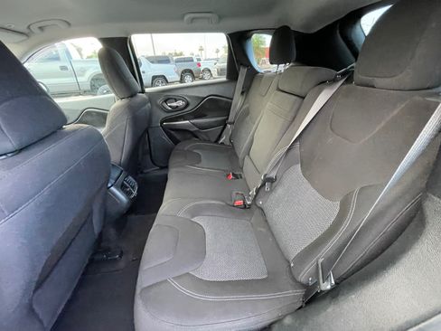 Used 2019 Jeep Cherokee Latitude w/ Popular Appearance Group FWD image 21