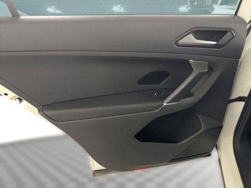 Used 2018 Volkswagen Tiguan SEL FWD image 23