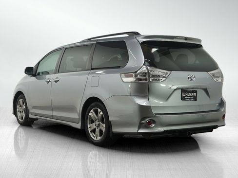 Used 2016 Toyota Sienna SE Premium image 3
