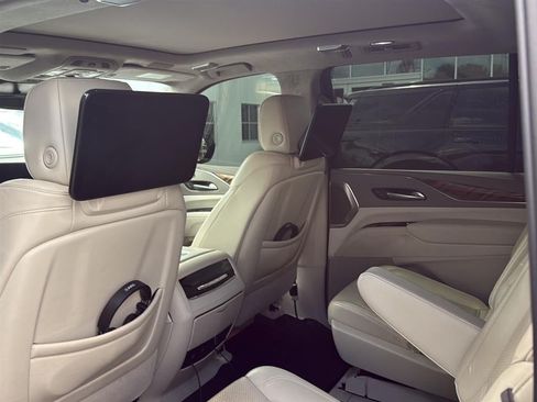Used 2023 Cadillac Escalade ESV Sport Platinum w/ LPO, ONYX Package AWD/4WD image 9