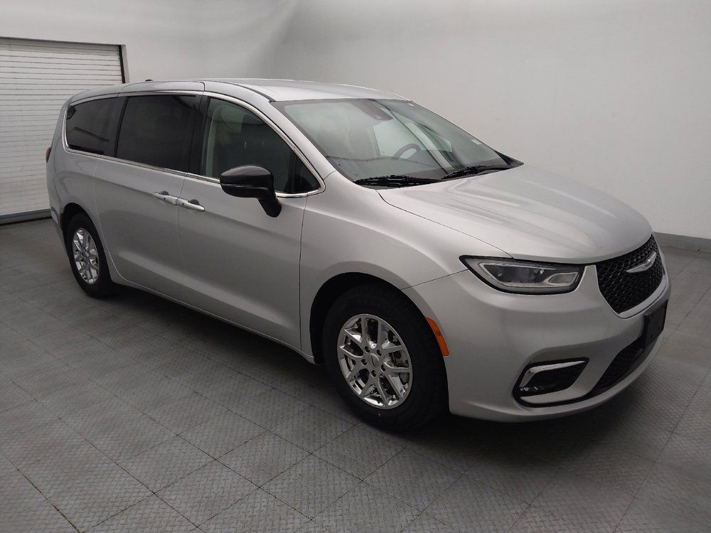 Used 2024 Chrysler Pacifica Touring-L FWD image 11
