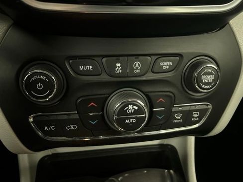 Used 2019 Jeep Cherokee Limited AWD/4WD image 12