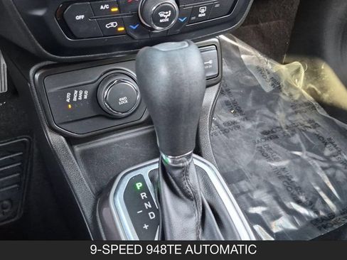 Used 2022 Jeep Renegade Latitude AWD/4WD image 20