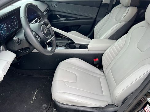 Used 2025 Hyundai Elantra Limited FWD image 17