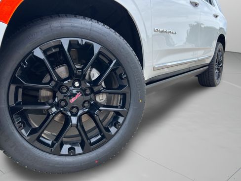 Used 2023 GMC Yukon Denali RWD image 37