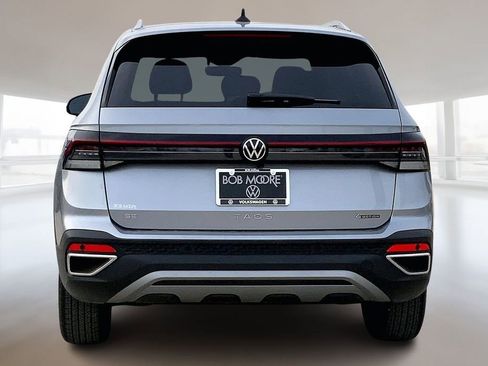 Certified 2025 Volkswagen Taos SE image 4