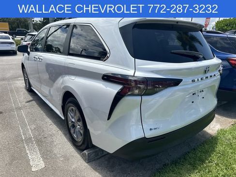 Used 2025 Toyota Sienna XLE FWD image 4
