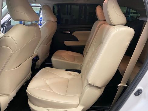 Used 2024 Toyota Highlander XLE FWD image 21