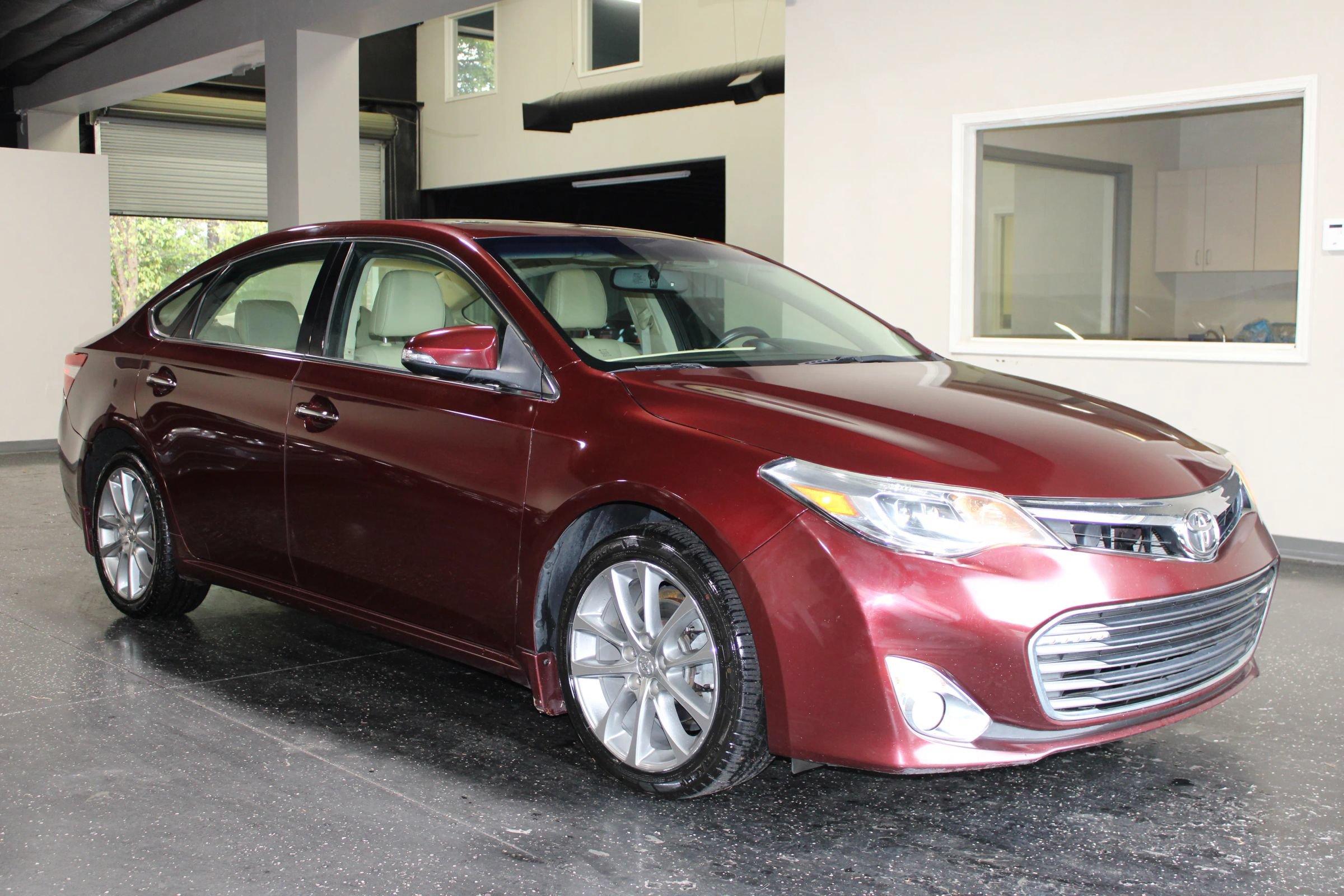 Used 2014 Toyota Avalon XLE Touring FWD image 1
