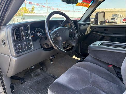 Used 2006 GMC Sierra 2500 SLE w/ Skid Plate Package AWD/4WD image 5