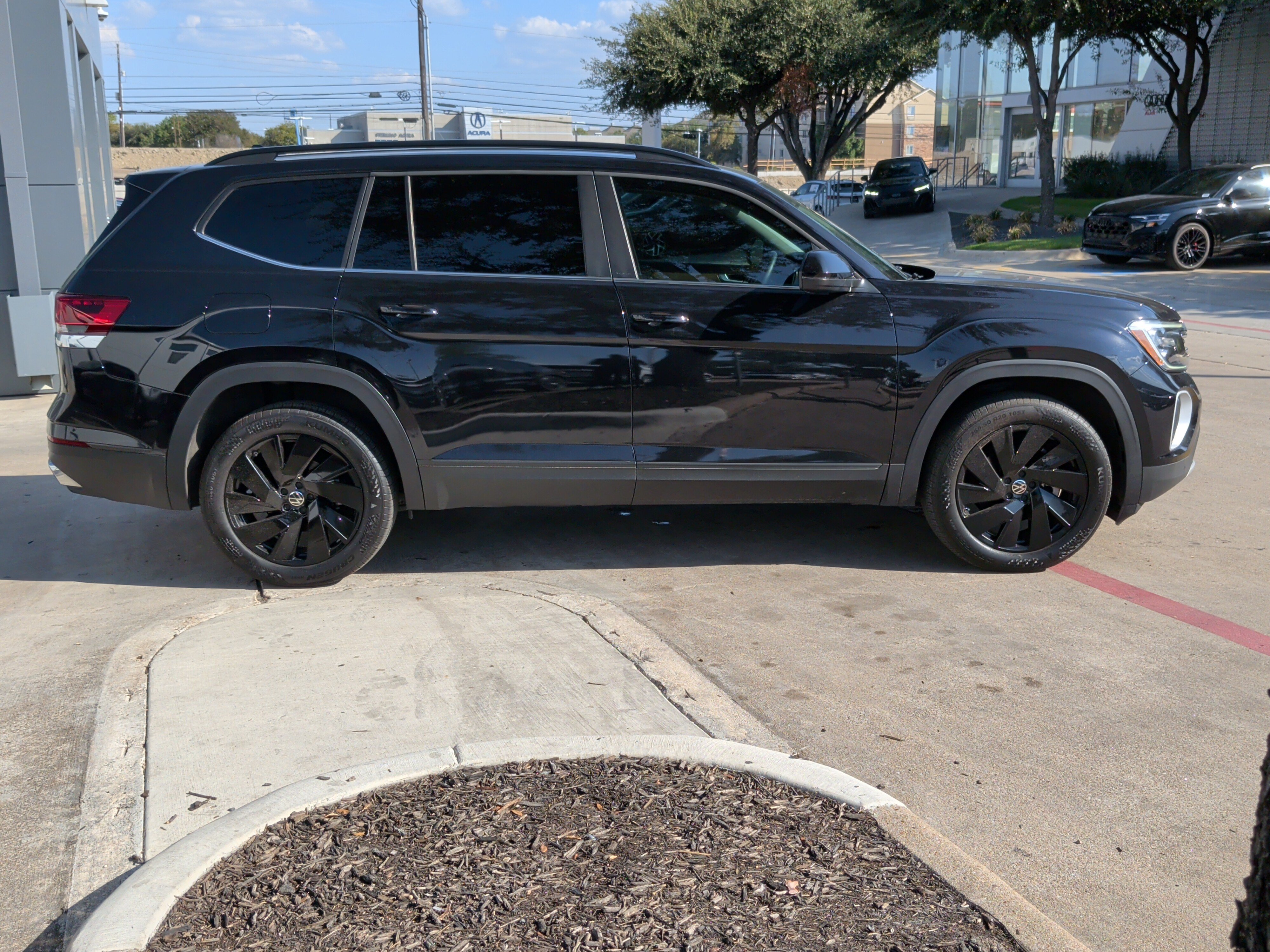 Used 2024 Volkswagen Atlas SE w/ Black Wheel Package FWD image 11