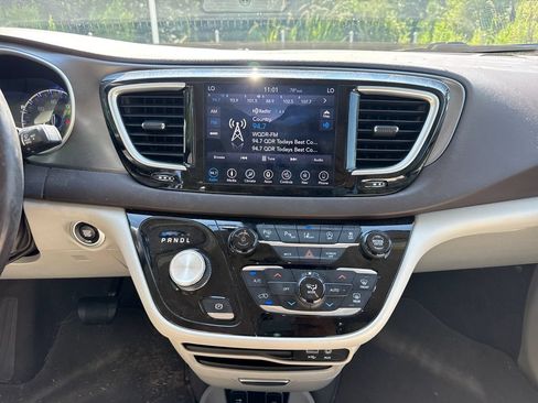 Used 2019 Chrysler Pacifica Touring-L w/ Advanced Safetytec Group FWD image 18