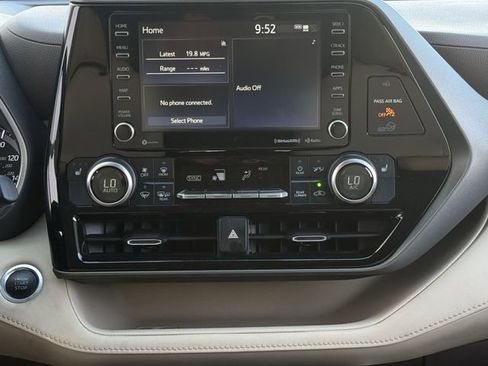 Used 2021 Toyota Highlander XLE image 16