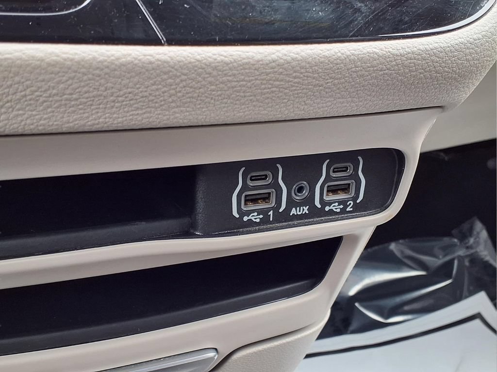 Used 2024 Chrysler Pacifica Limited FWD image 13
