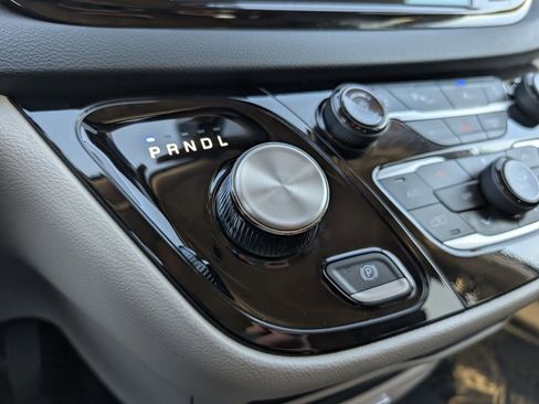 Used 2024 Chrysler Pacifica Touring-L image 26