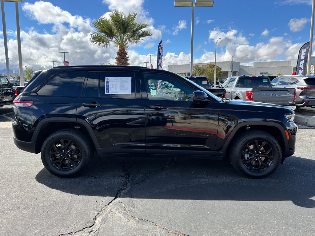Certified 2024 Jeep Grand Cherokee Altitude AWD/4WD image 12
