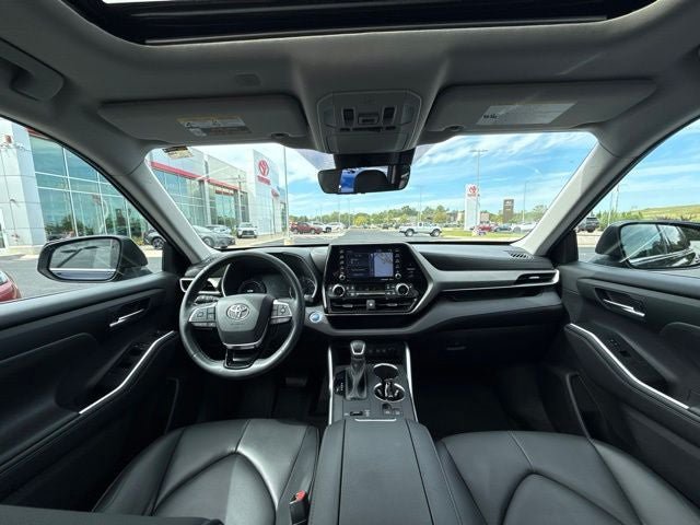Used 2020 Toyota Highlander XLE AWD/4WD image 24