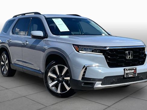 Used 2025 Honda Pilot Touring image 3