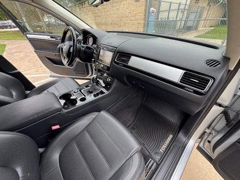 Used 2016 Volkswagen Touareg Sport AWD/4WD image 28