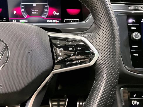 Used 2022 Volkswagen Tiguan SE R-Line image 21