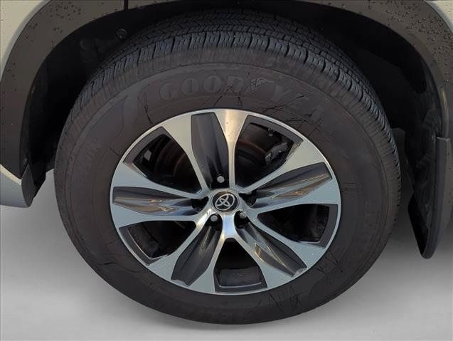 Used 2022 Toyota Highlander XLE AWD/4WD image 7