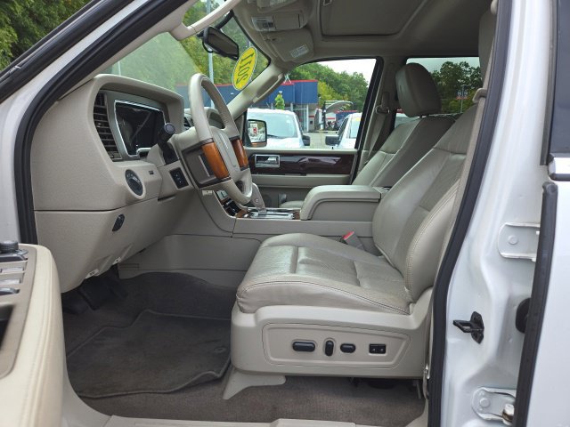 Used 2011 Lincoln Navigator 4WD image 20