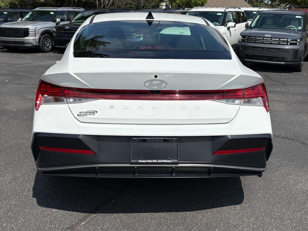 Certified 2025 Hyundai Elantra SEL FWD image 4