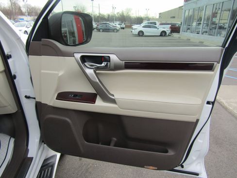 Used 2016 Lexus GX 460 w/ Premium Package image 25