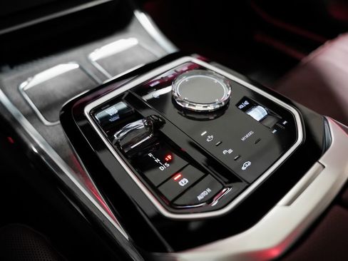 Used 2023 BMW 760i xDrive w/ Executive Package image 17